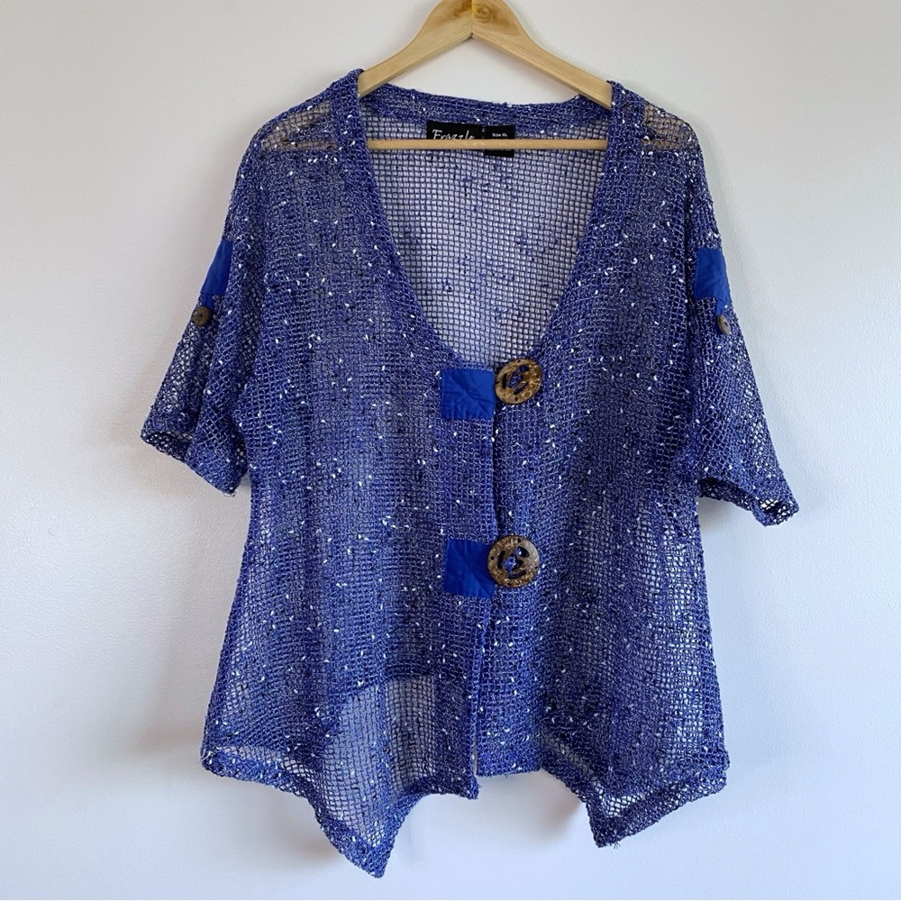 Frazzle Mesh Statement Buttons Sharkbite Hem Shortsleeved Top